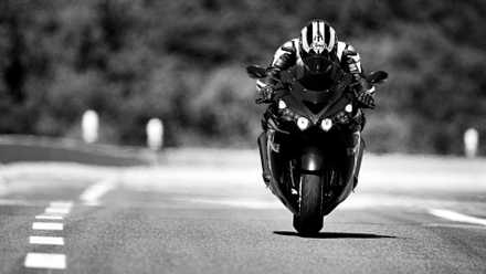 Foto frontal da Kawasaki Ninja ZX-14R enquanto andava na estrada