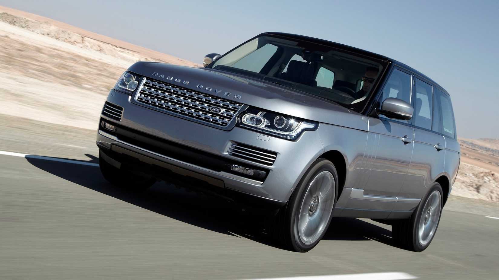 An action shot of the 2016 Land Rover Range Rover