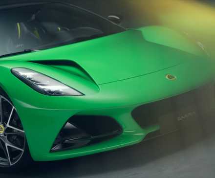 Grande plano frontal de um Lotus Emira V6 SE verde