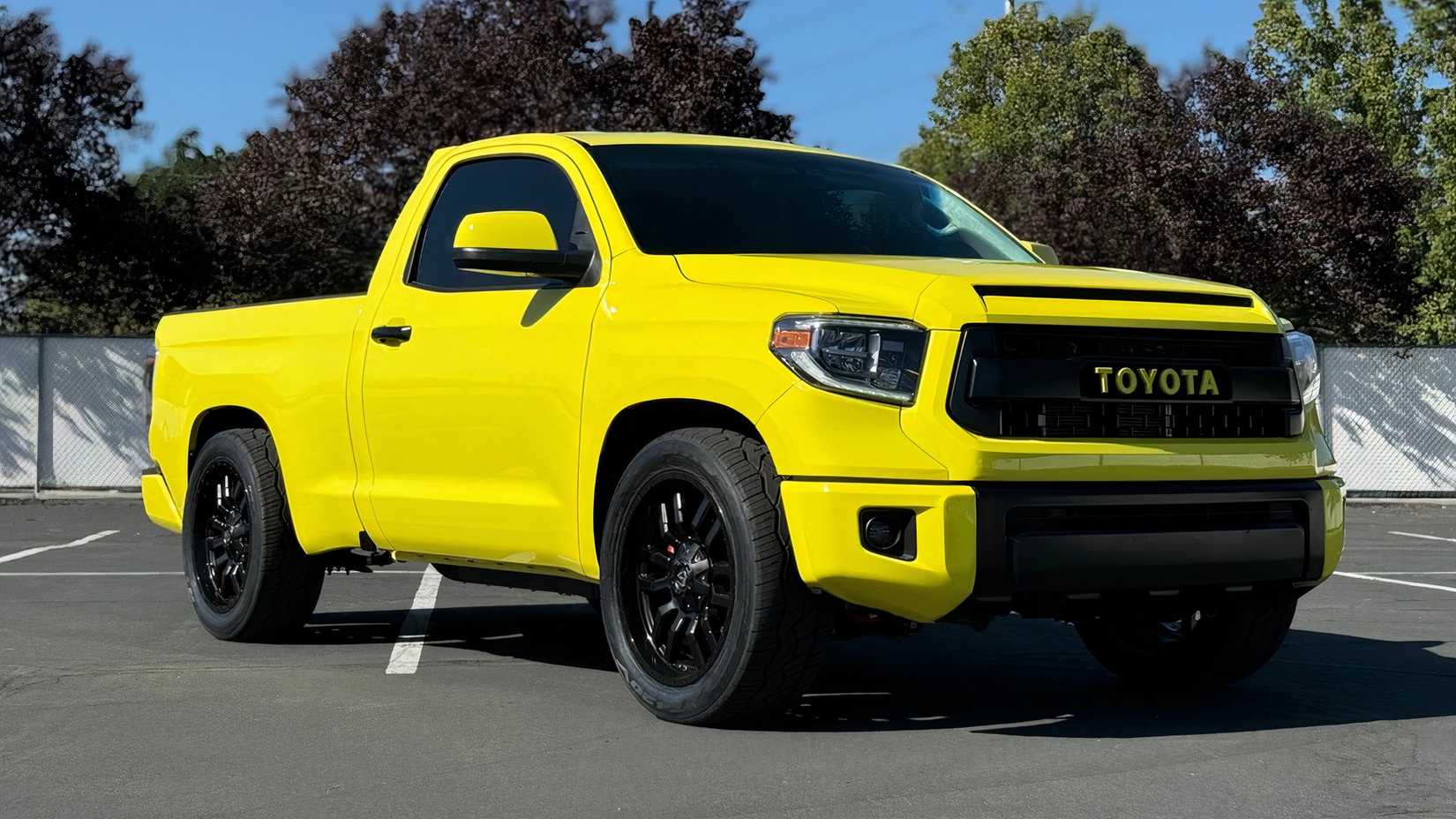 Vista lateral 3/4 do Toyota Tundra TRD Supercharged 2008