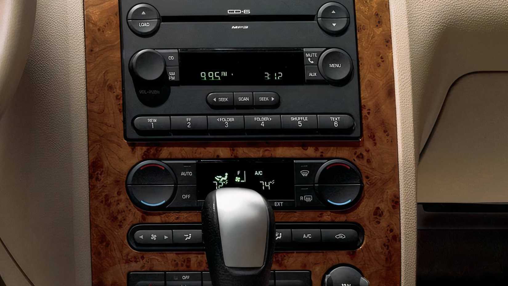 Center dash of 2007 Ford Five Hundred Interior
