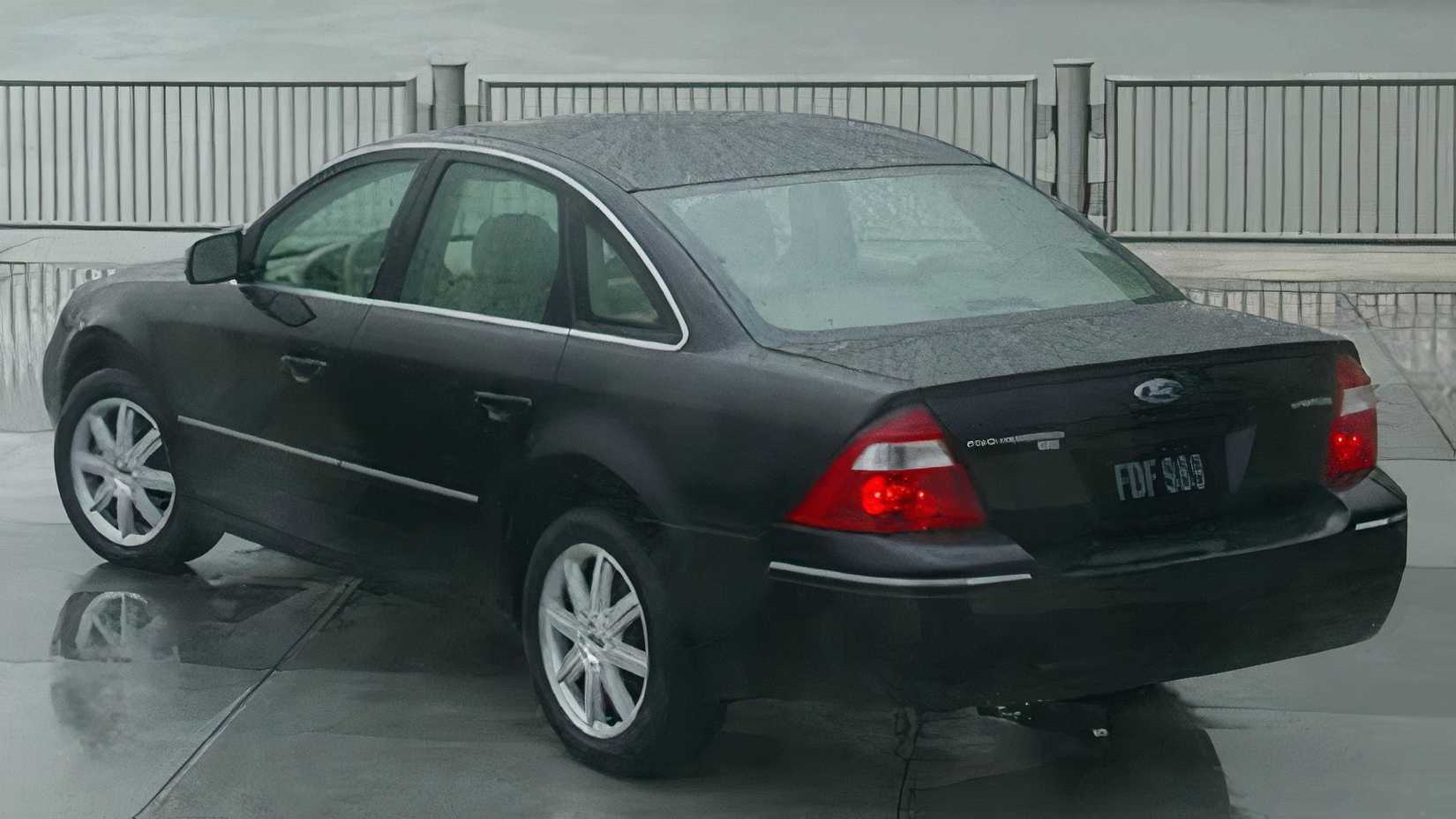 3/4 rear view of 2005 Ford Five Hundred
