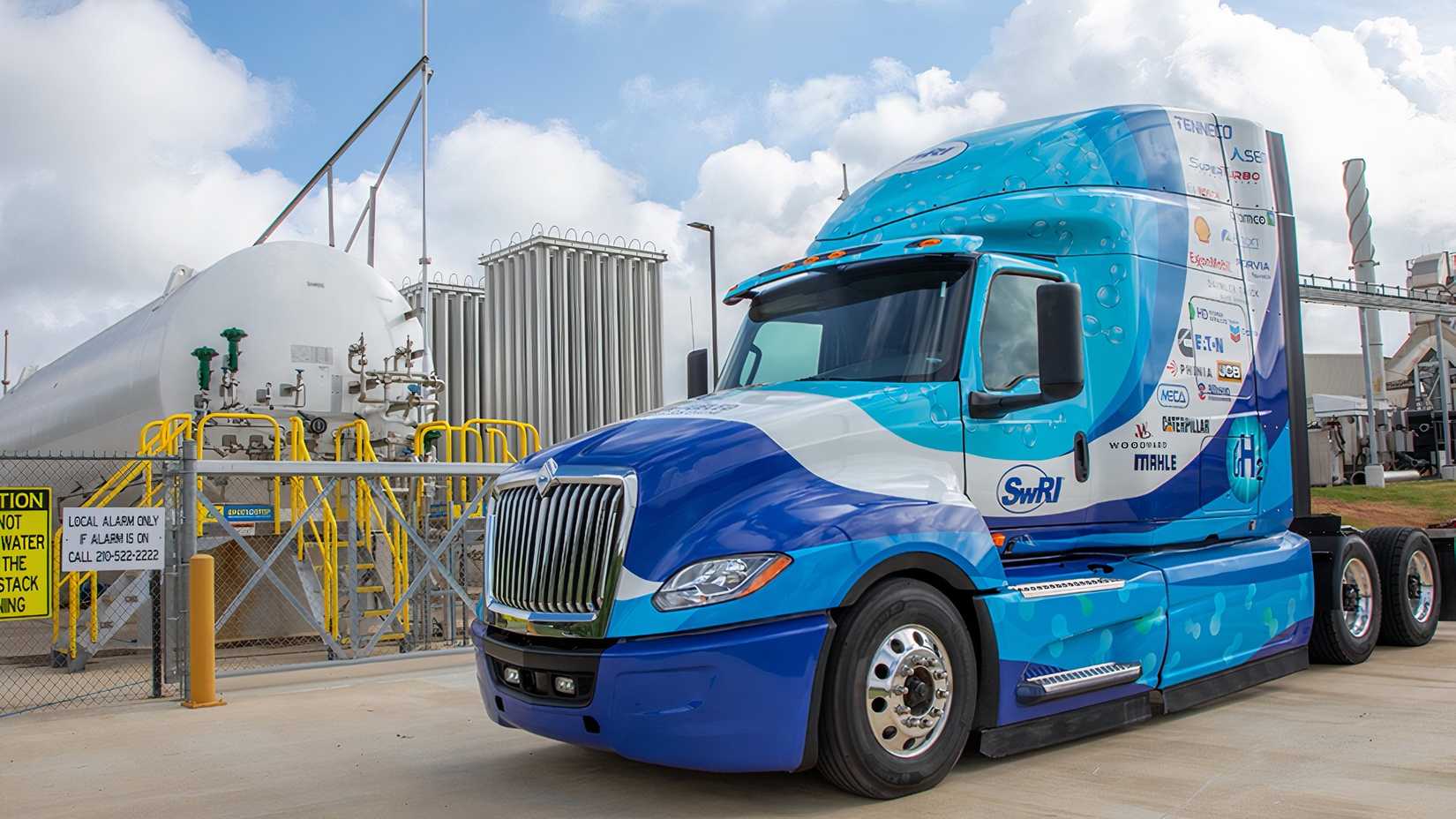 Cummins Hydrogen ICE turbo engine semi