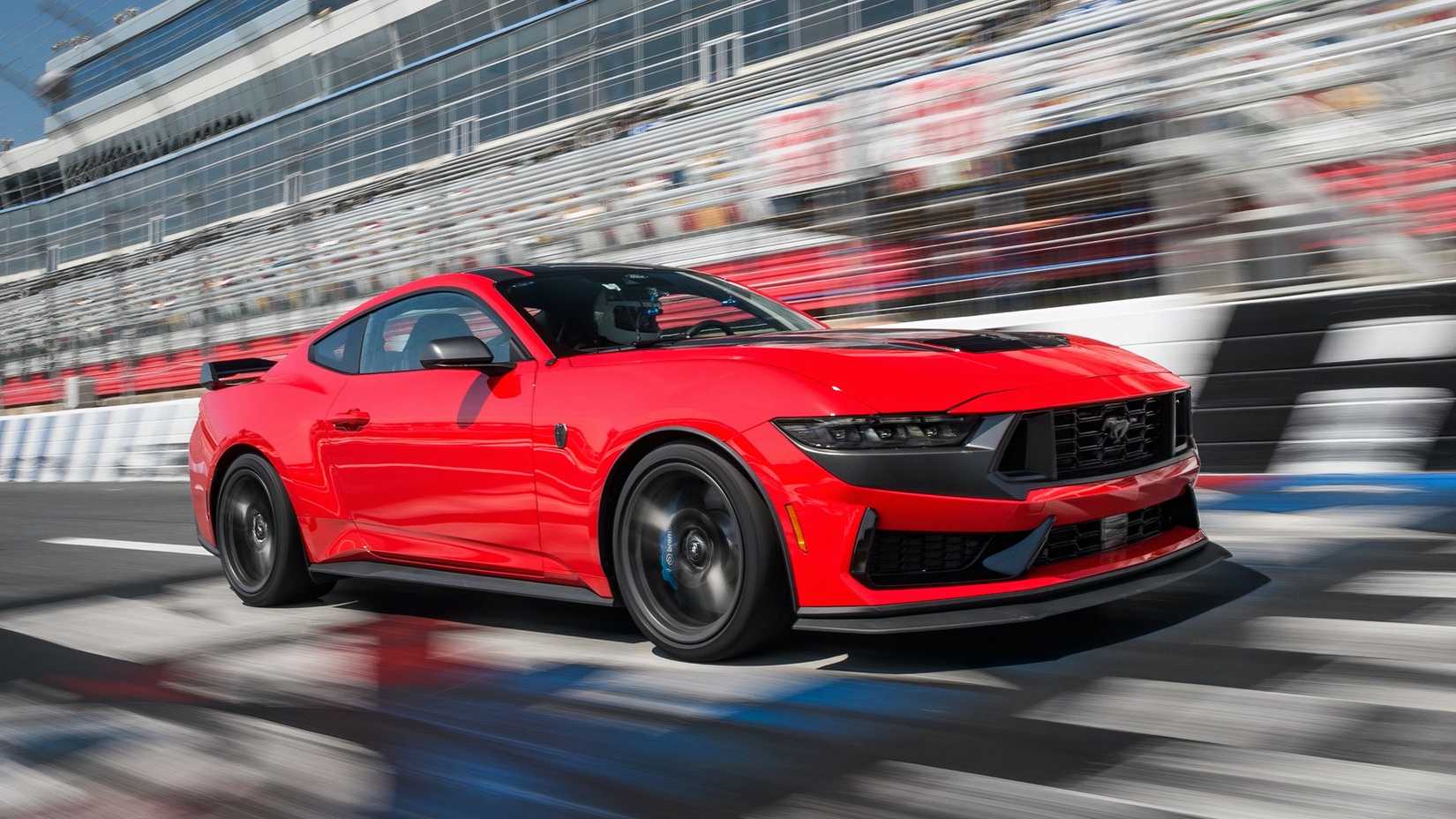 Vista lateral 3/4 do Ford Mustang Dark Horse 2025 na pista
