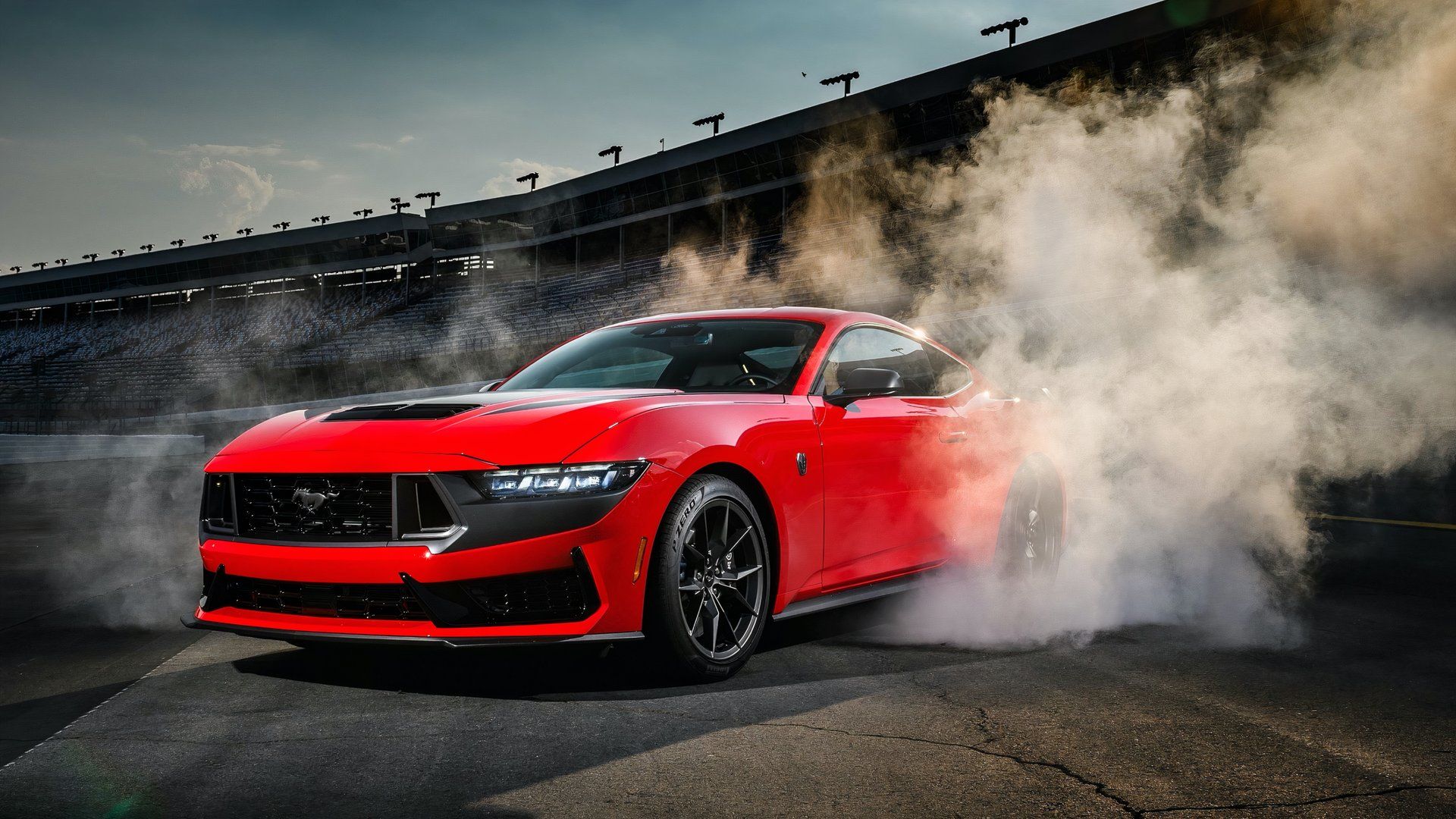 Vista frontal 3/4 do Ford Mustang Dark Horse 2025 fazendo um burnout