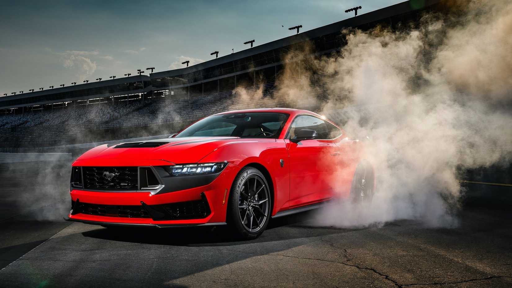 3/4 vista frontal do Ford Mustang Dark Horse fazendo um burnout