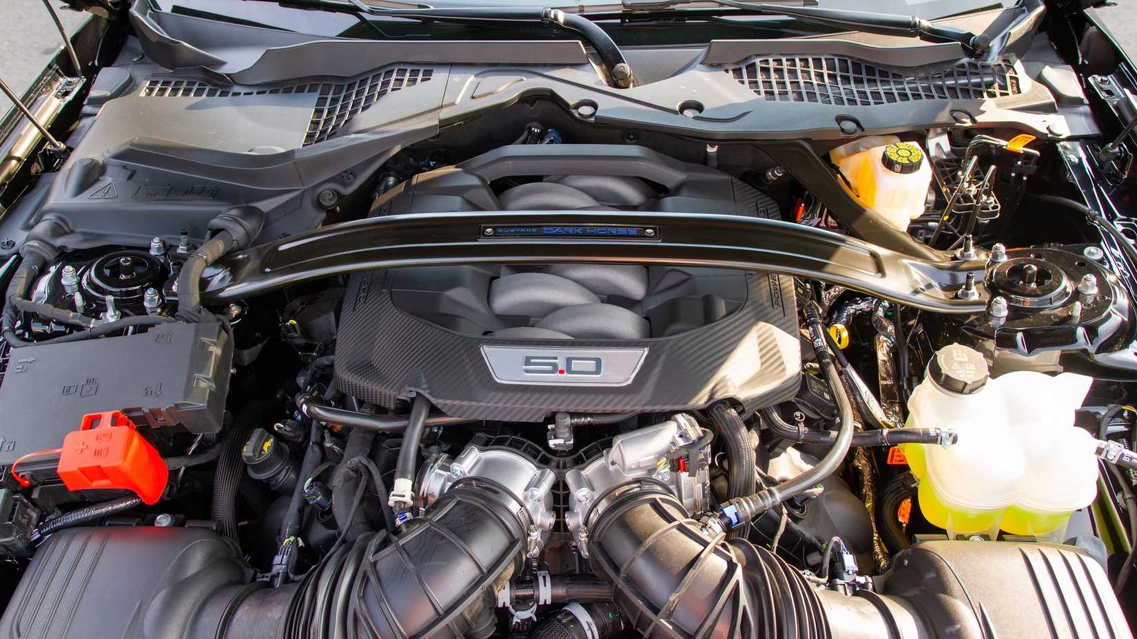 Motor suspenso do Ford Mustang Dark Horse 2024