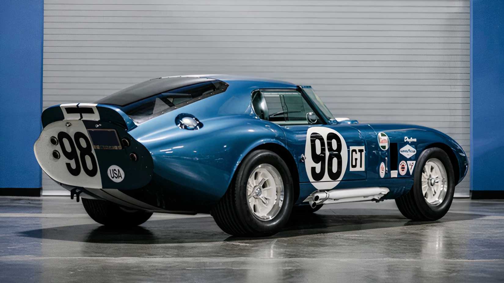 Vista traseira 3/4 do Shelby Cobra Daytona Coupe 1964