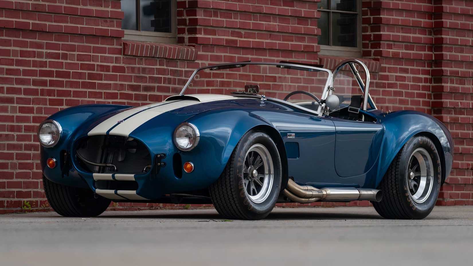 Vista lateral 3/4 do Shelby 427 Cobra Roadster 1965