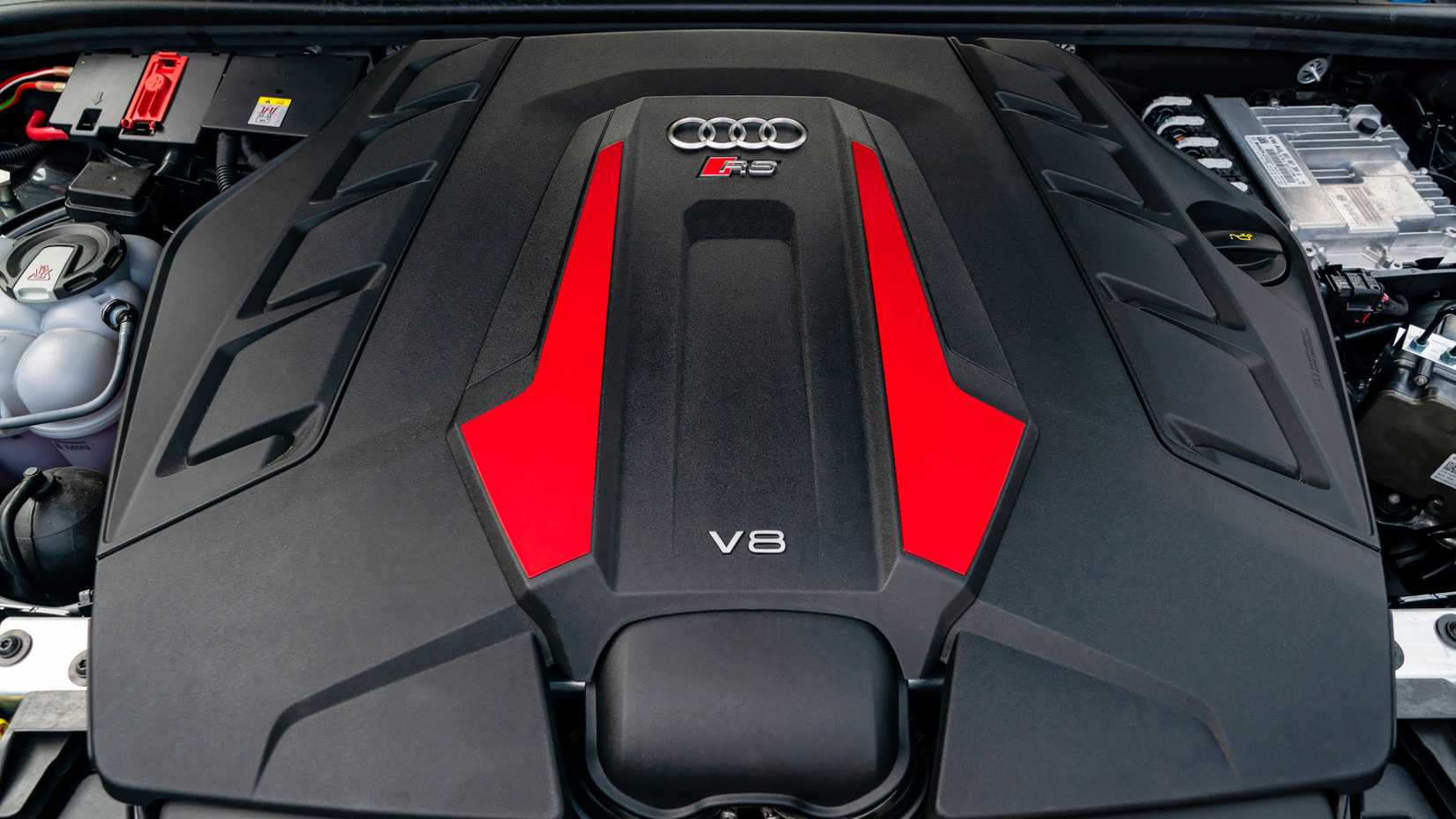 2025 Audi RS Q8 engine bay