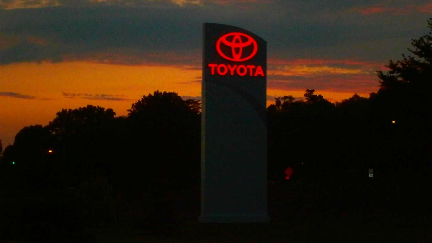 Sinal da concessionária Toyota à noite