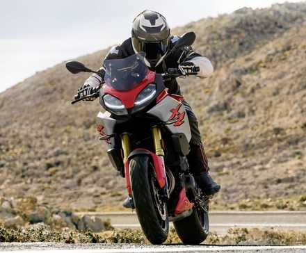 2025 BMW F 900 XR acelerando vista frontal do terceiro trimestre