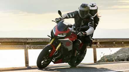2025 BMW F 900 XR em curva com passageiro
