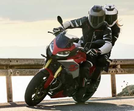 2025 BMW F 900 XR em curva com passageiro
