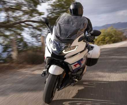 2025 BMW K 1600 GT na vista do painel frontal de uma estrada sinuosa