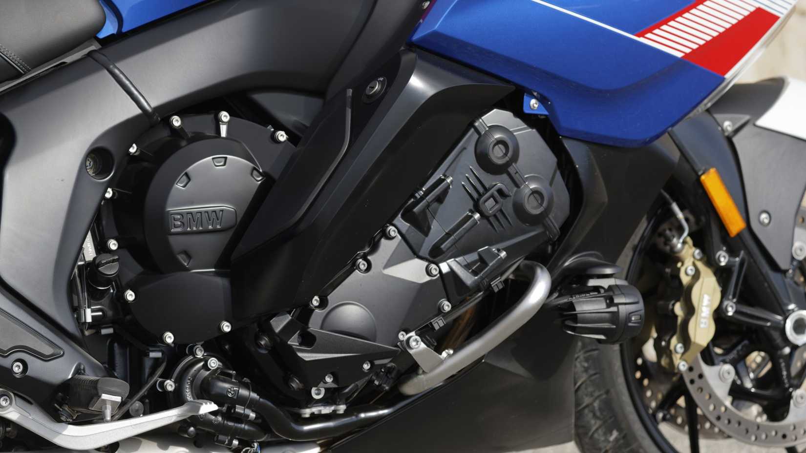 Foto em close do motor BMW K 1600 GT de seis cilindros 2025