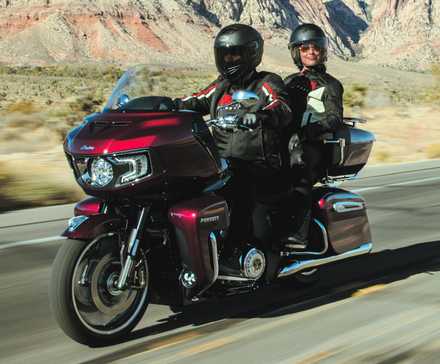 Piloto e passageiro em um Indian Pursuit Limited 2025