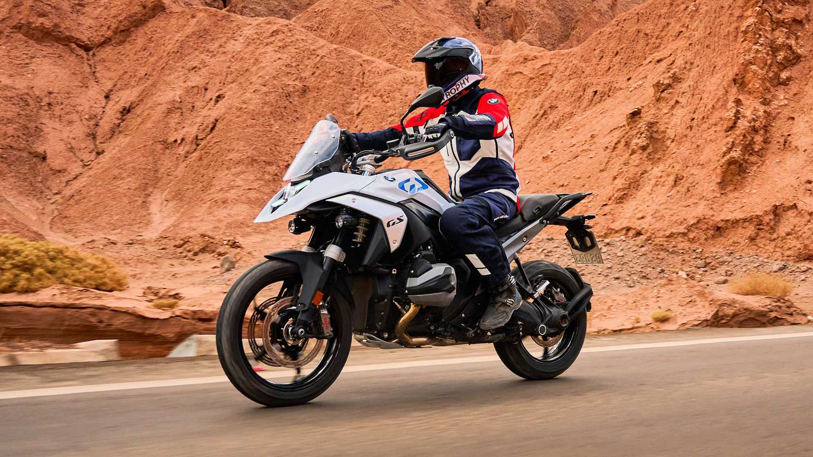 Piloto em uma BMW R 1300 GS 2024