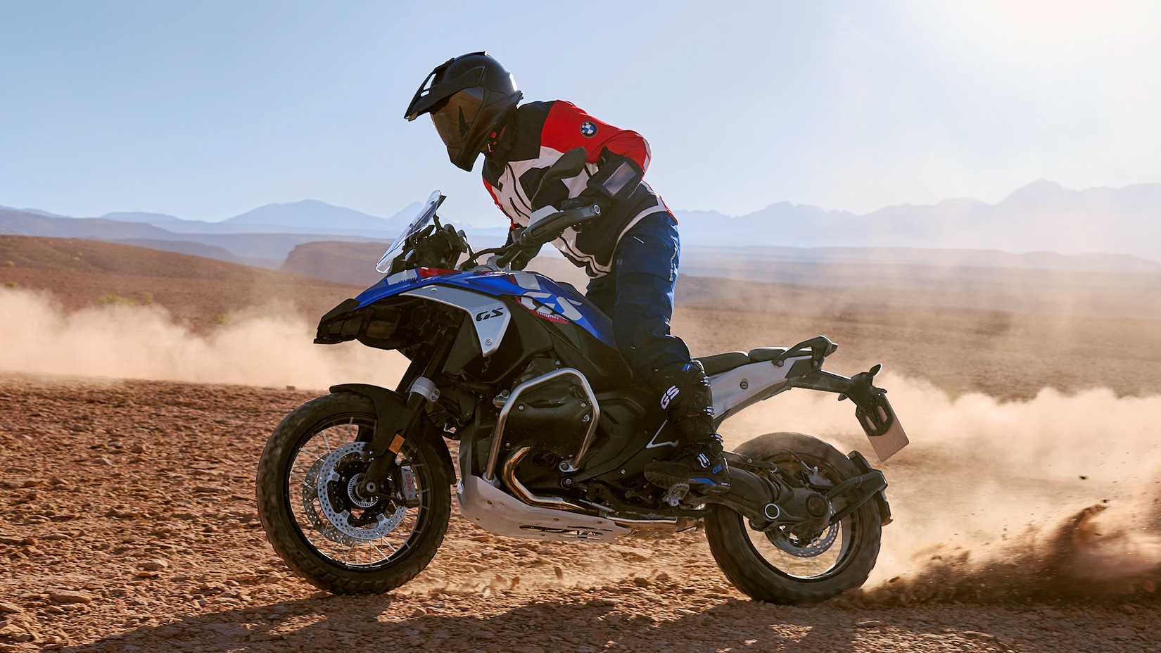 Piloto em uma BMW R 1300 GS 2024