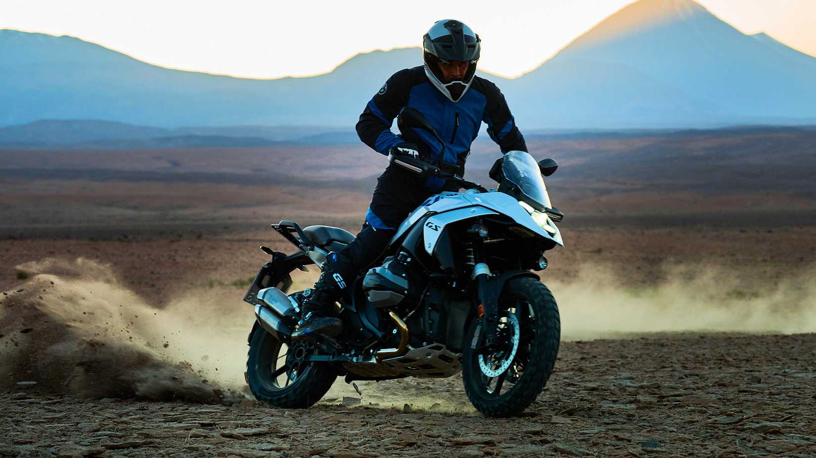 Piloto em uma BMW R 1300 GS 2025