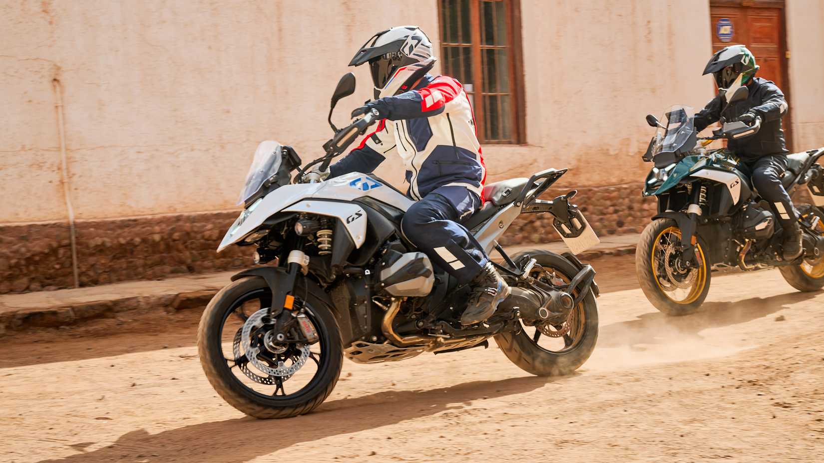 Piloto em uma BMW R 1300 GS 2024
