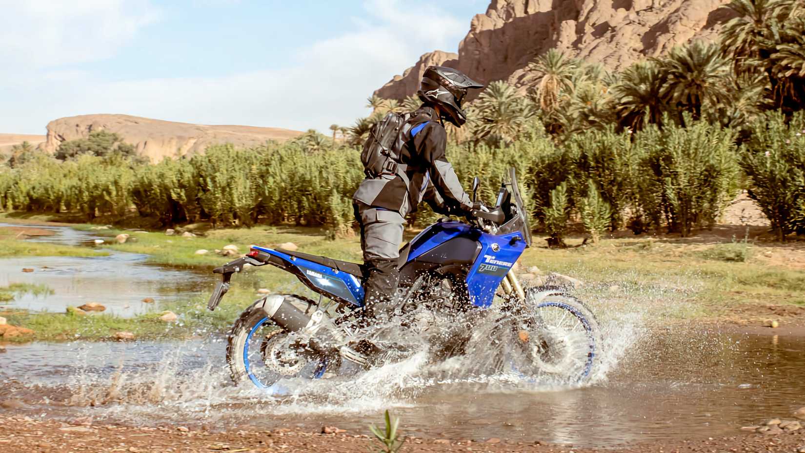 Piloto em uma Yamaha Ténéré 700 andando por um riacho