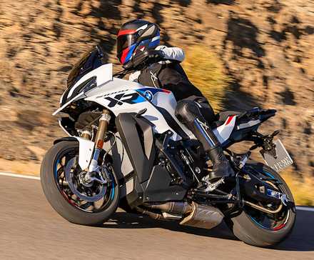 Piloto em uma BMW S 1000XR 2025