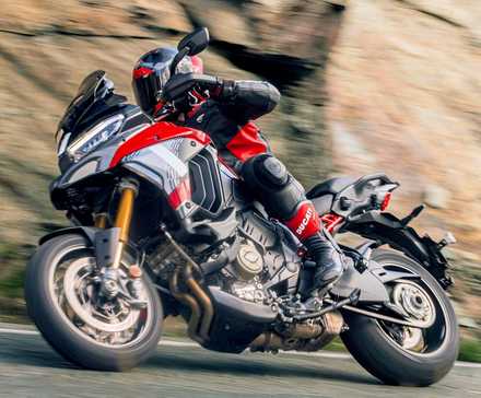 Piloto em uma Ducati Multistrada V4 Pikes Peak 2025