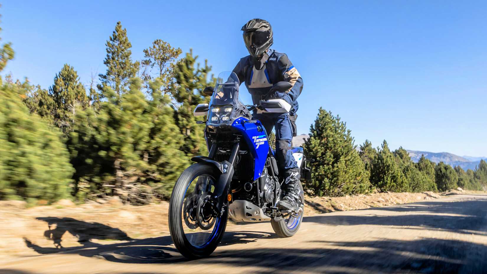 Piloto em uma Yamaha Ténéré 700 2025
