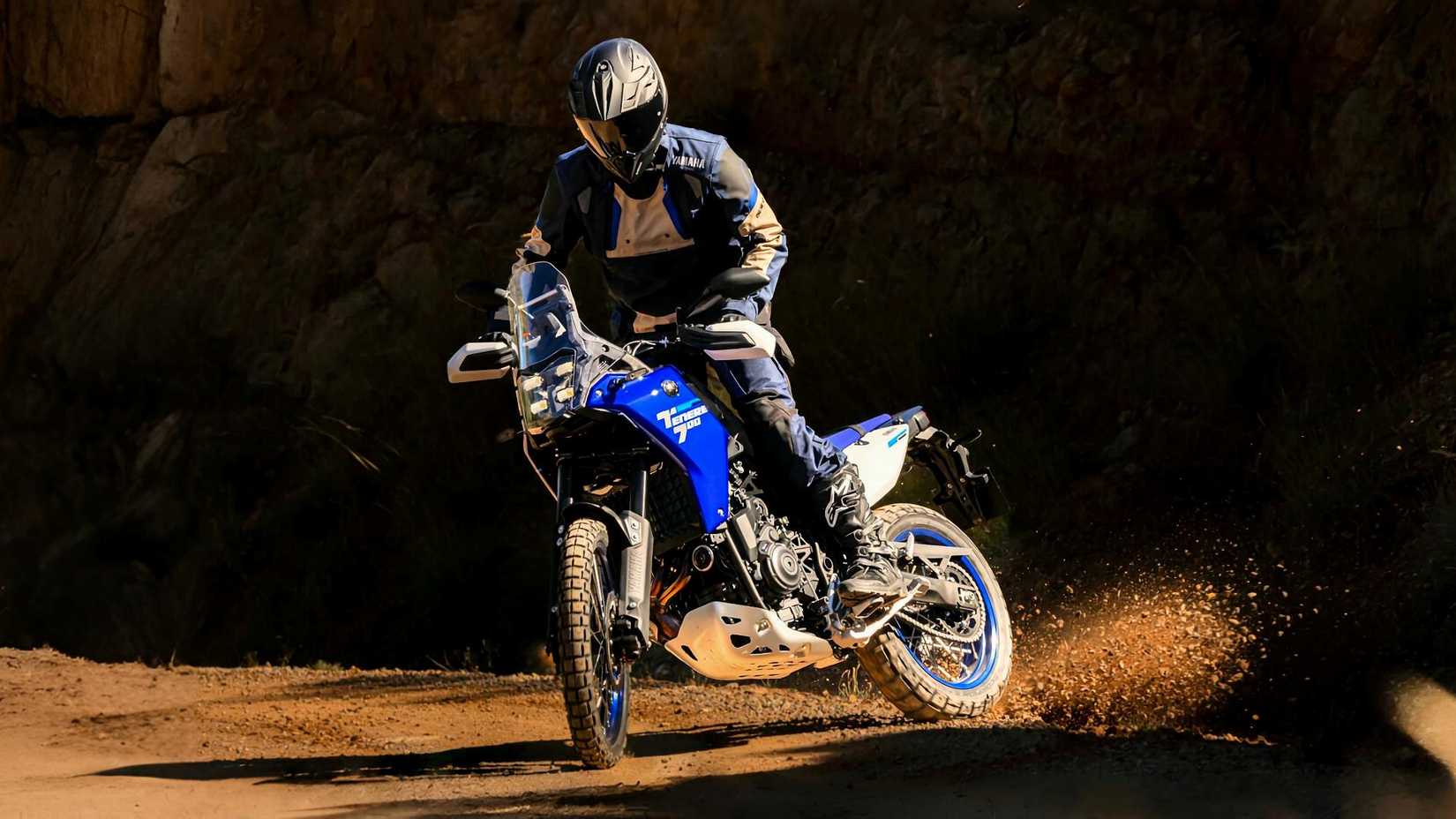 Piloto em uma Yamaha Ténéré 700 2025