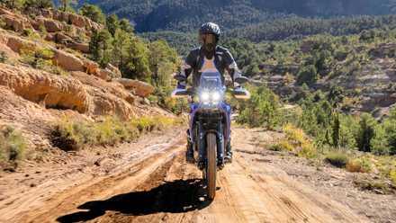 Foto frontal de um piloto em uma Yamaha Ténéré 700 2025 viajando off-road