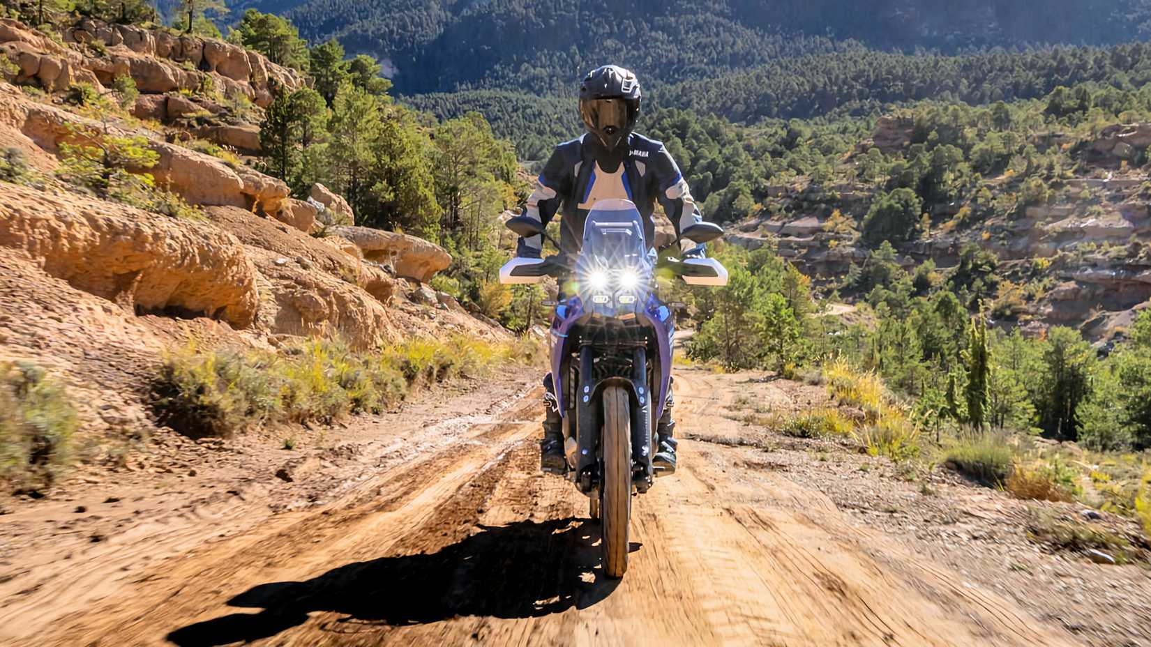 Foto frontal de um piloto em uma Yamaha Ténéré 700 2025 viajando off-road