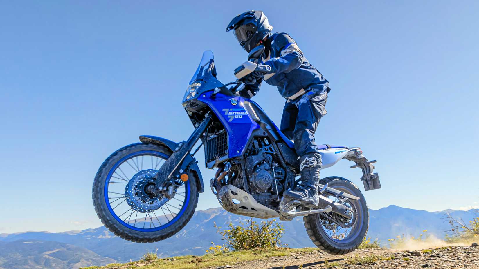 Piloto em uma Yamaha Ténéré 700 2025