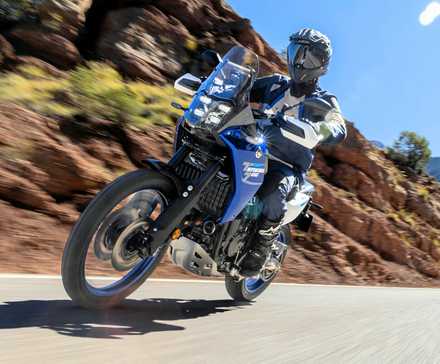 Piloto em uma Yamaha Ténéré 700 2025