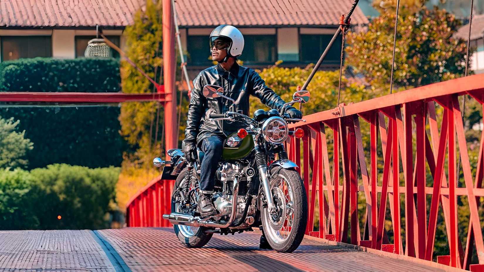Piloto sentado em uma Kawasaki W800 2025