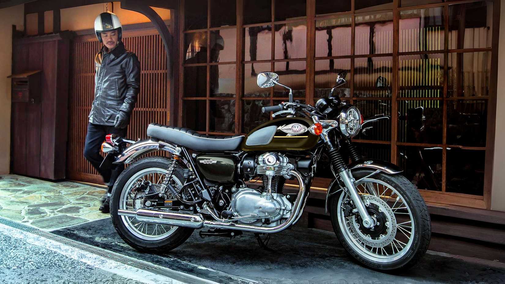 Foto bonita de uma Kawasaki W800 2025 com um piloto atrás