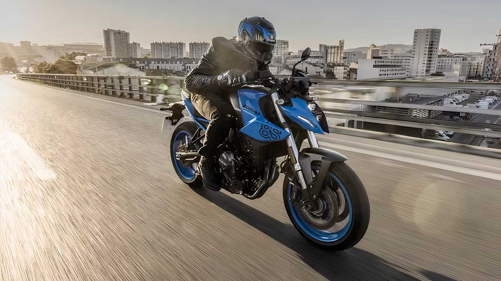 Foto de ação da Suzuki GSX-8S azul