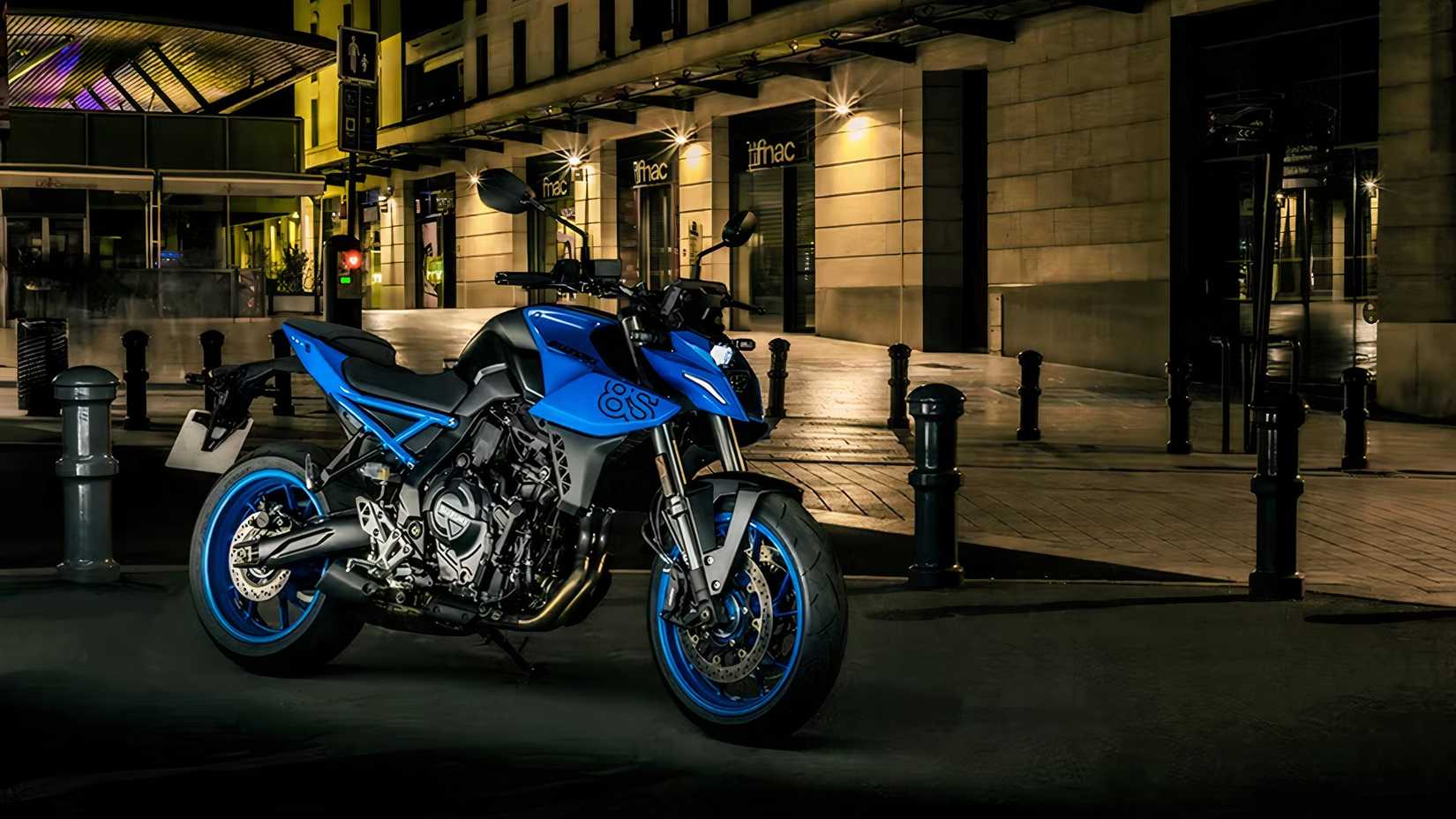 Foto da Suzuki GSX-8S frente direita três quartos