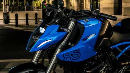 Um close do farol Suzuki GSX-8S