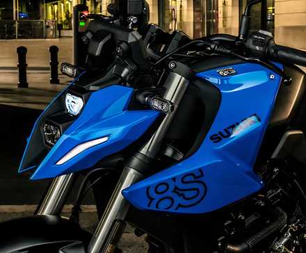 Um close do farol Suzuki GSX-8S