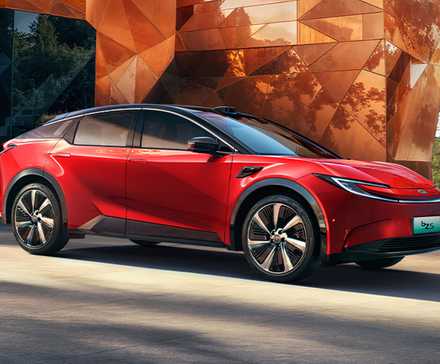 Toyota bZ5 frente três quartos