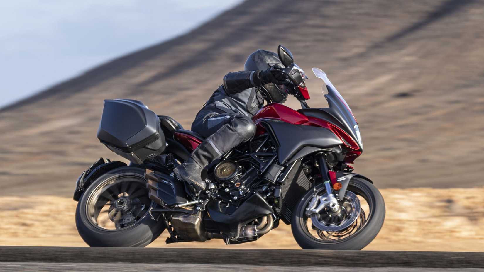 MV Agusta Turismo Veloce Lusso SCS vista de perfil lateral em curva