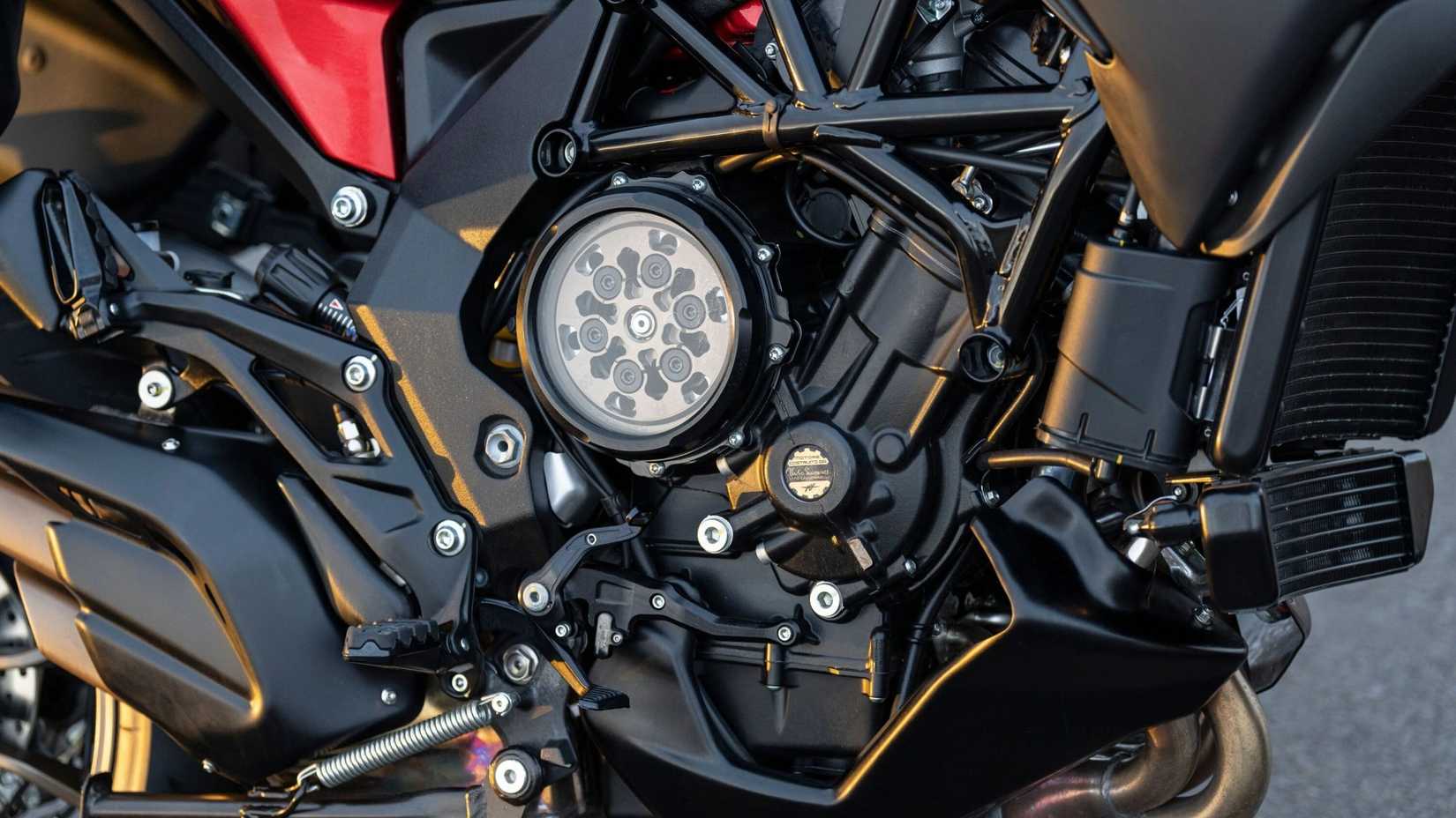 Close-up do motor de três cilindros MV Agusta Turismo Veloce Lusso SCS