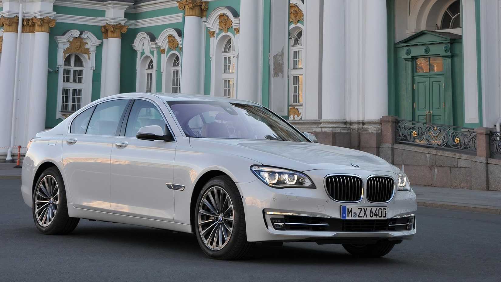 Foto frontal 3/4 de um BMW Série 7 2013 estacionado