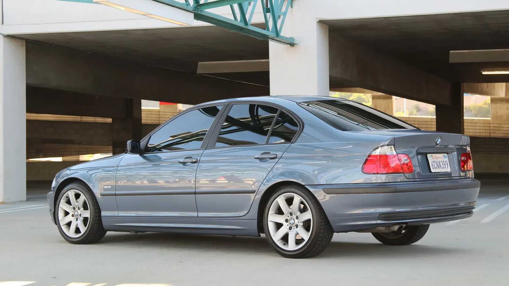 2001 BMW 325 quarto traseiro