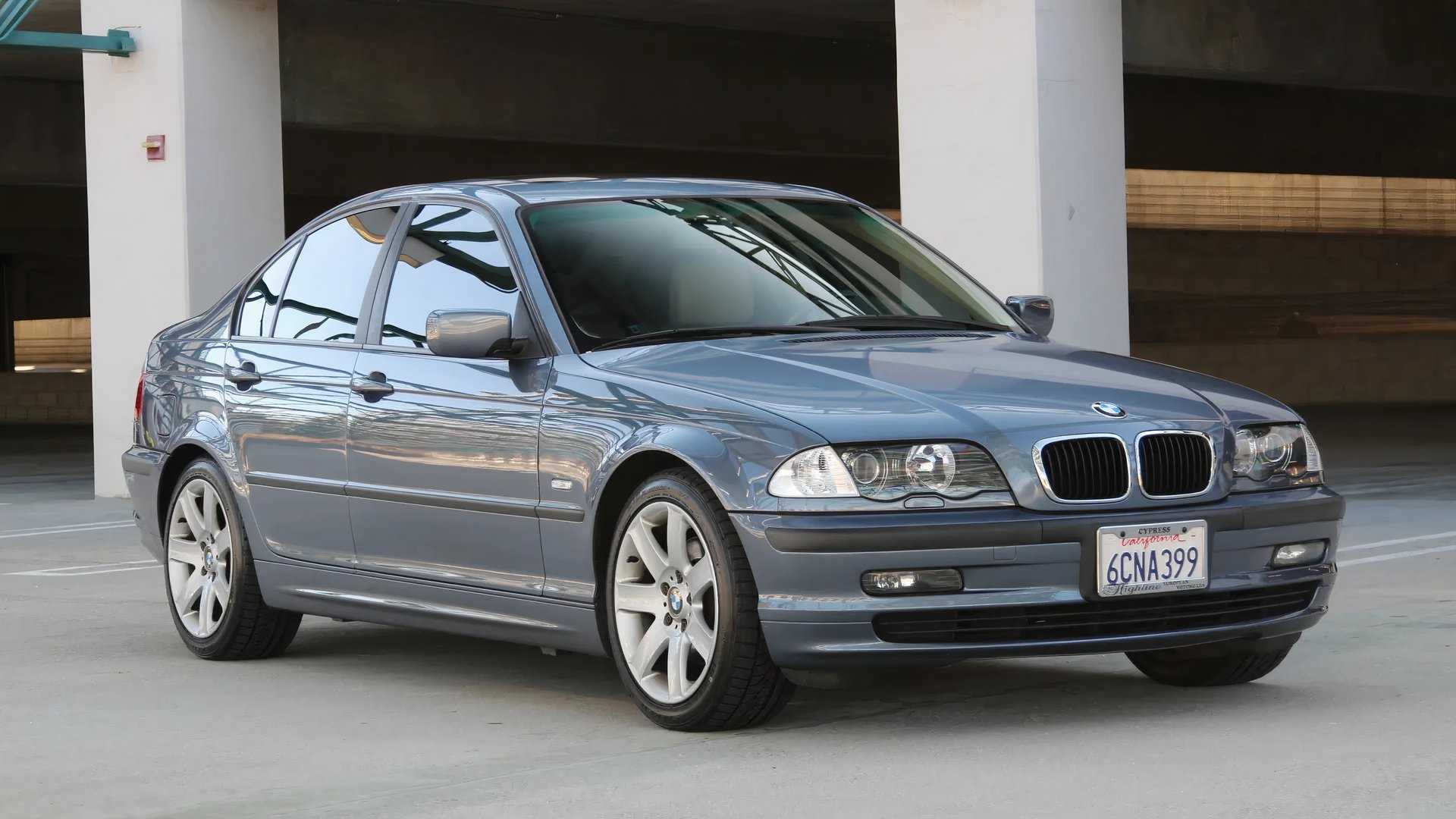 325i Front View Why ICE Fans Are Snapping Up Older BMWs Right Now