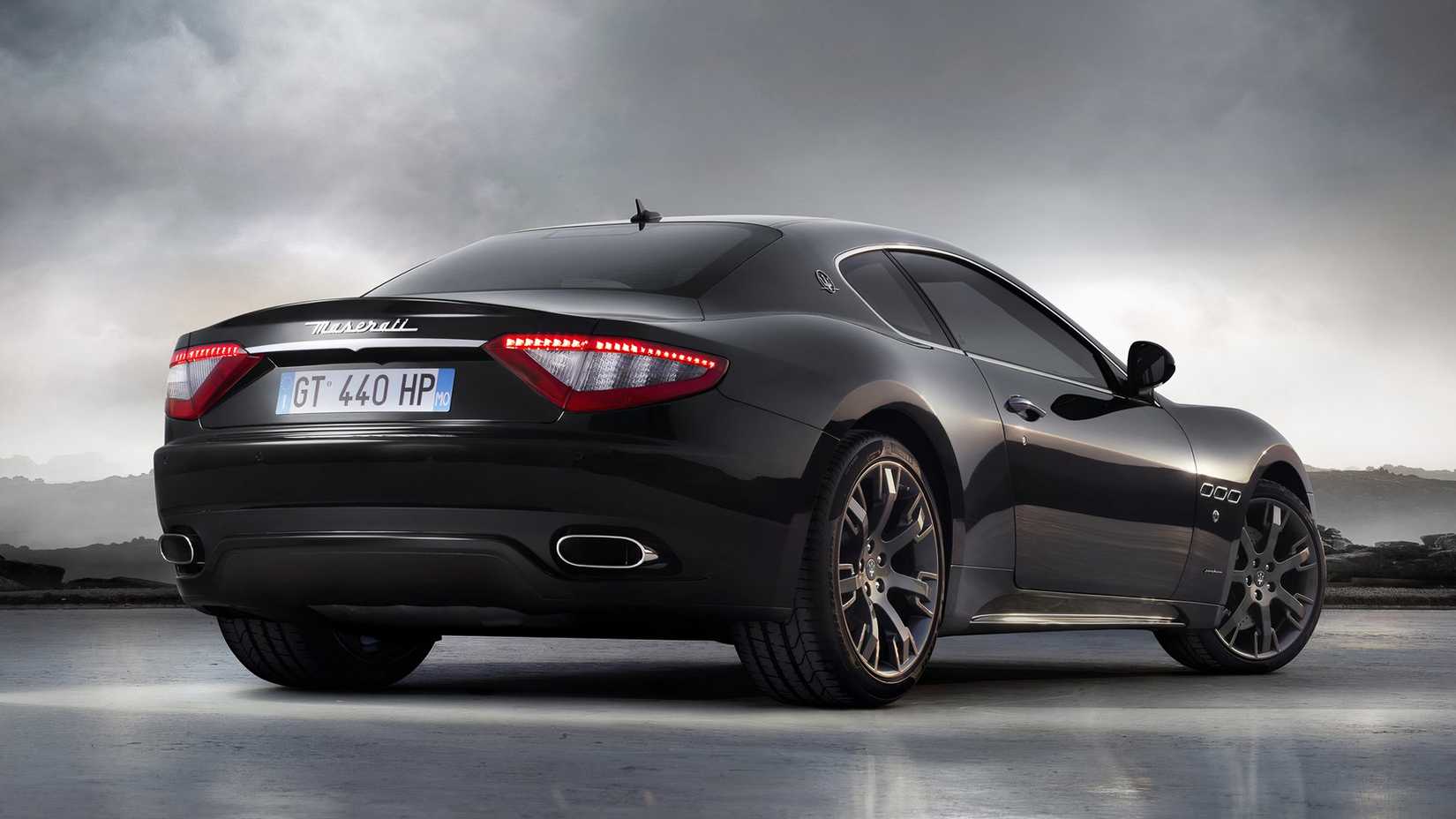 Um Maserati GranTurismo de primeira geração mostra sua traseira em uma foto de estúdio