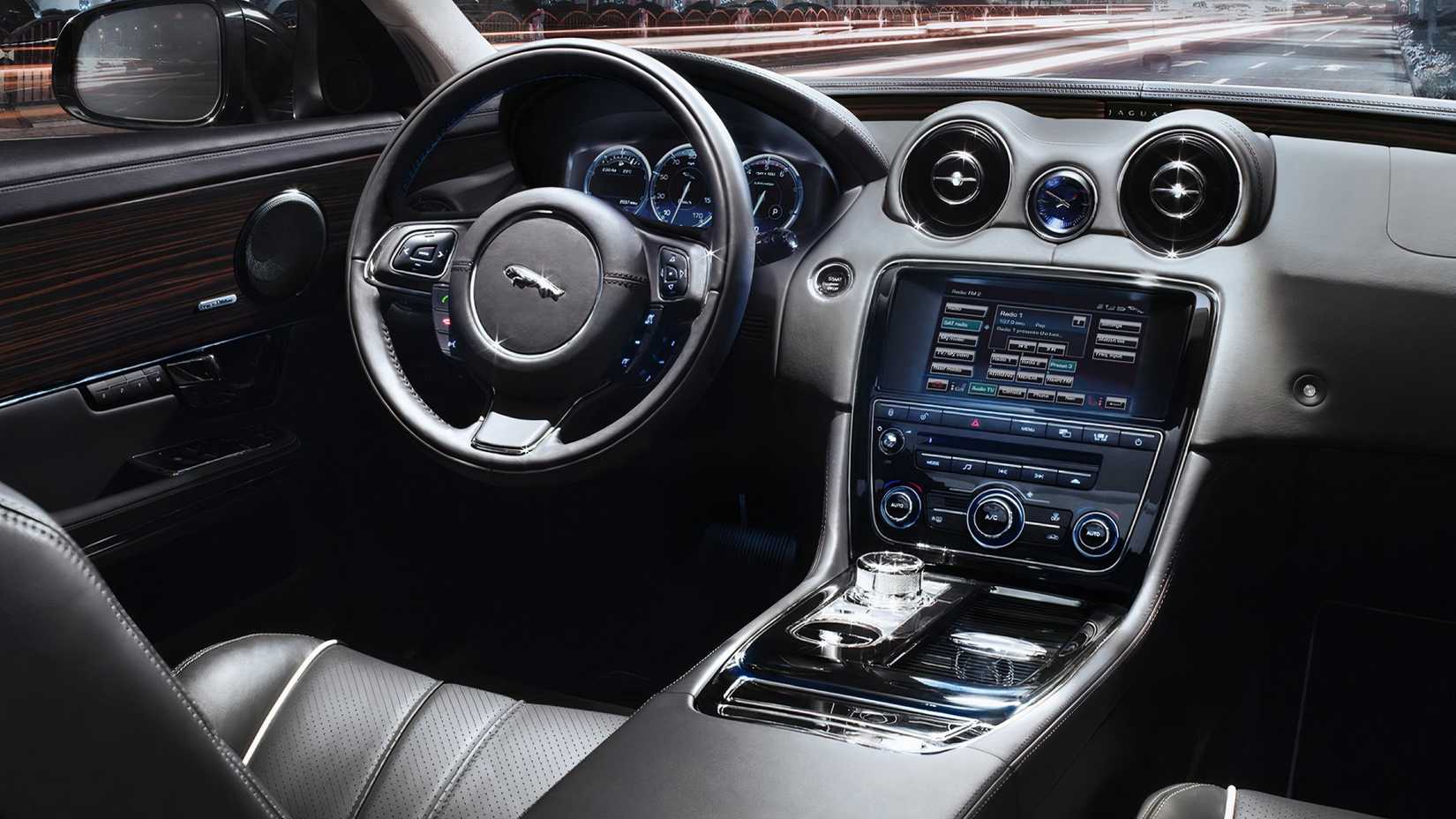 Foto do interior de um Jaguar XJ 2010 mostrando o painel
