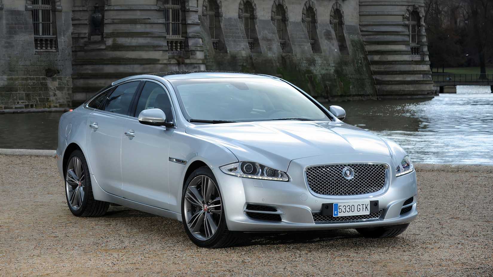 2010 Jaguar XJ, frente 3/4 estacionado em frente ao canal