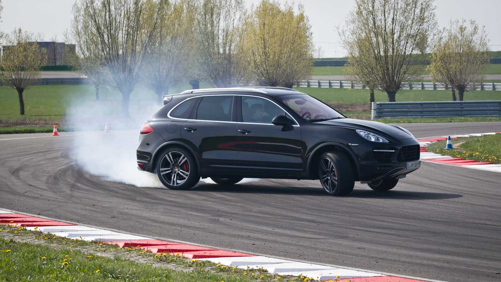 2010 Porsche Cayenne drift